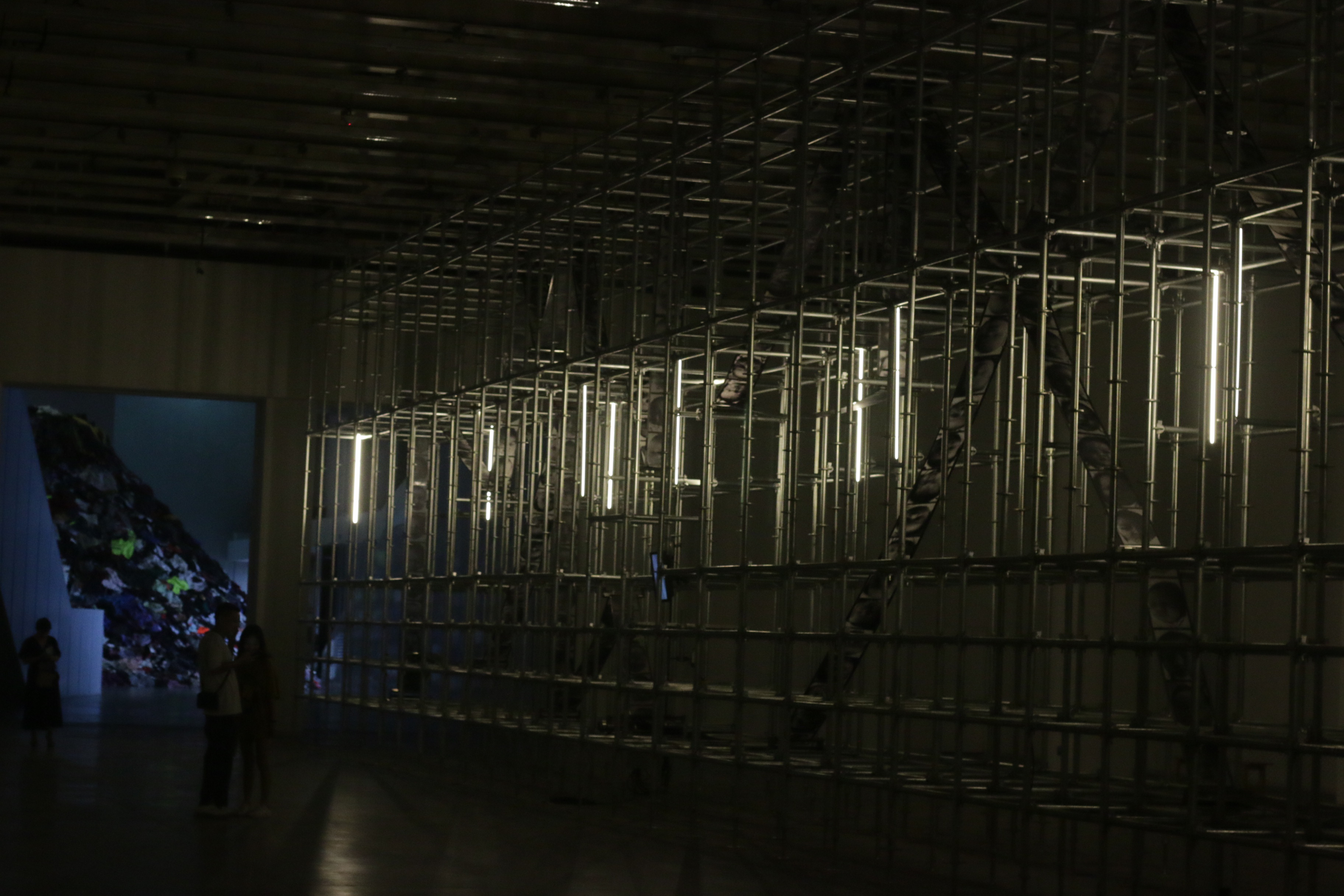 Art，Abstract art，Modernism，Contemporary Art，Marc Newson ，Jet aircraft，vase，flower，Porcelain，originality，Brain hole，Sculpture，Realistic，