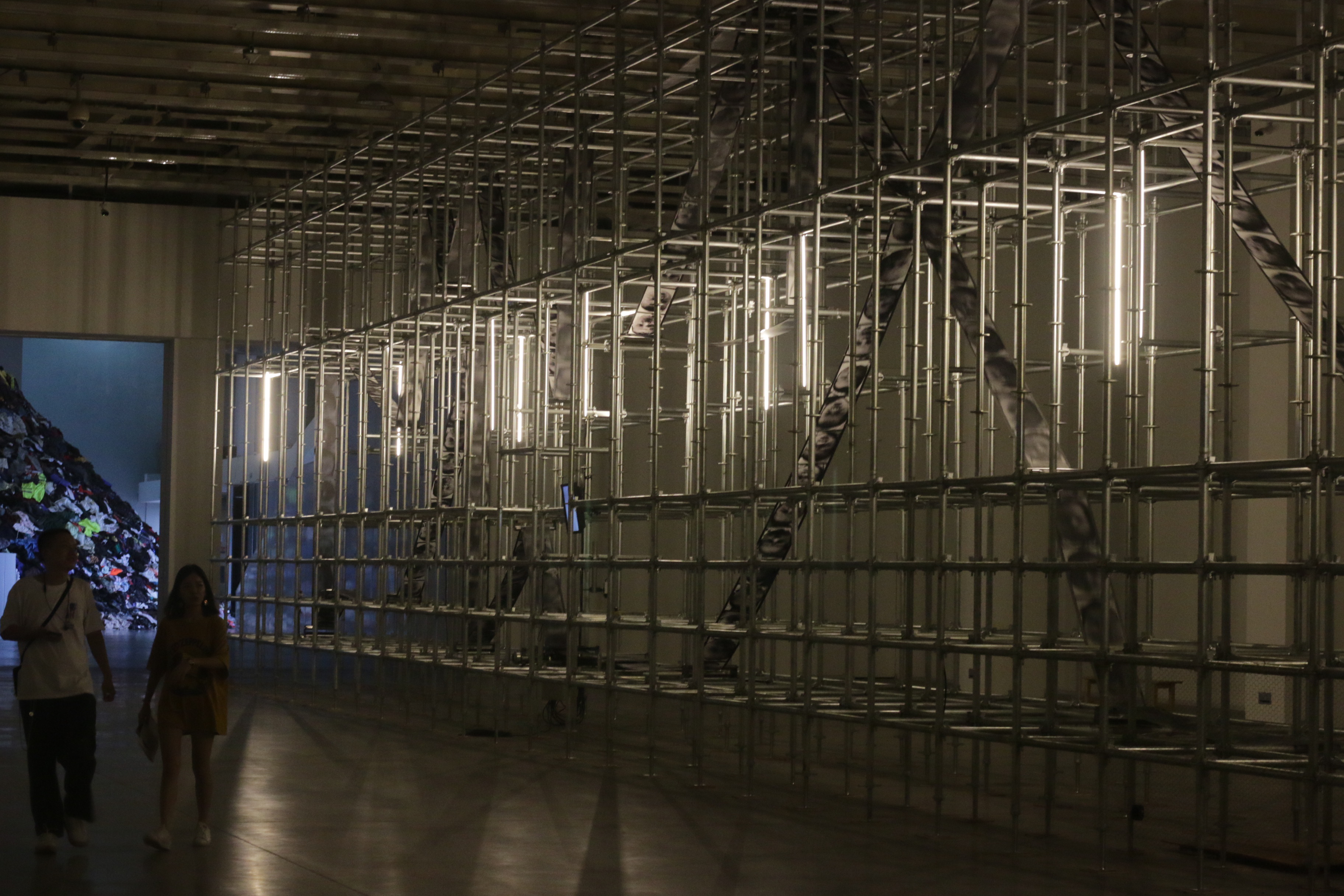 Art，Abstract art，Modernism，Contemporary Art，Marc Newson ，Jet aircraft，vase，flower，Porcelain，originality，Brain hole，Sculpture，Realistic，