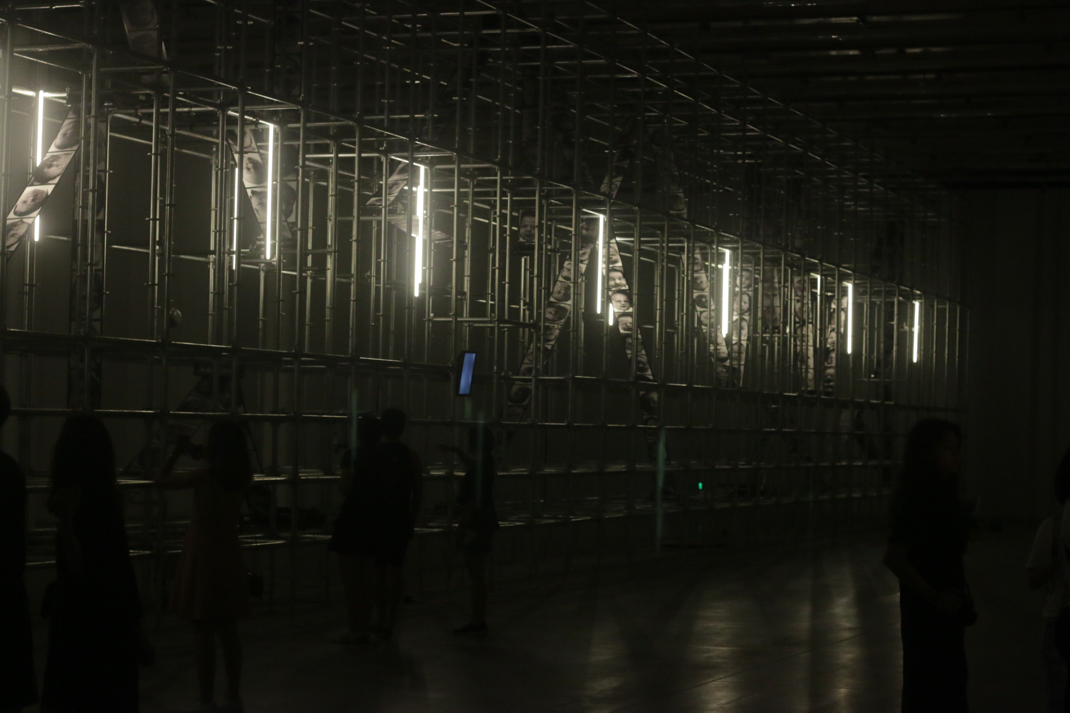 Art，Abstract art，Modernism，Contemporary Art，Marc Newson ，Jet aircraft，vase，flower，Porcelain，originality，Brain hole，Sculpture，Realistic，