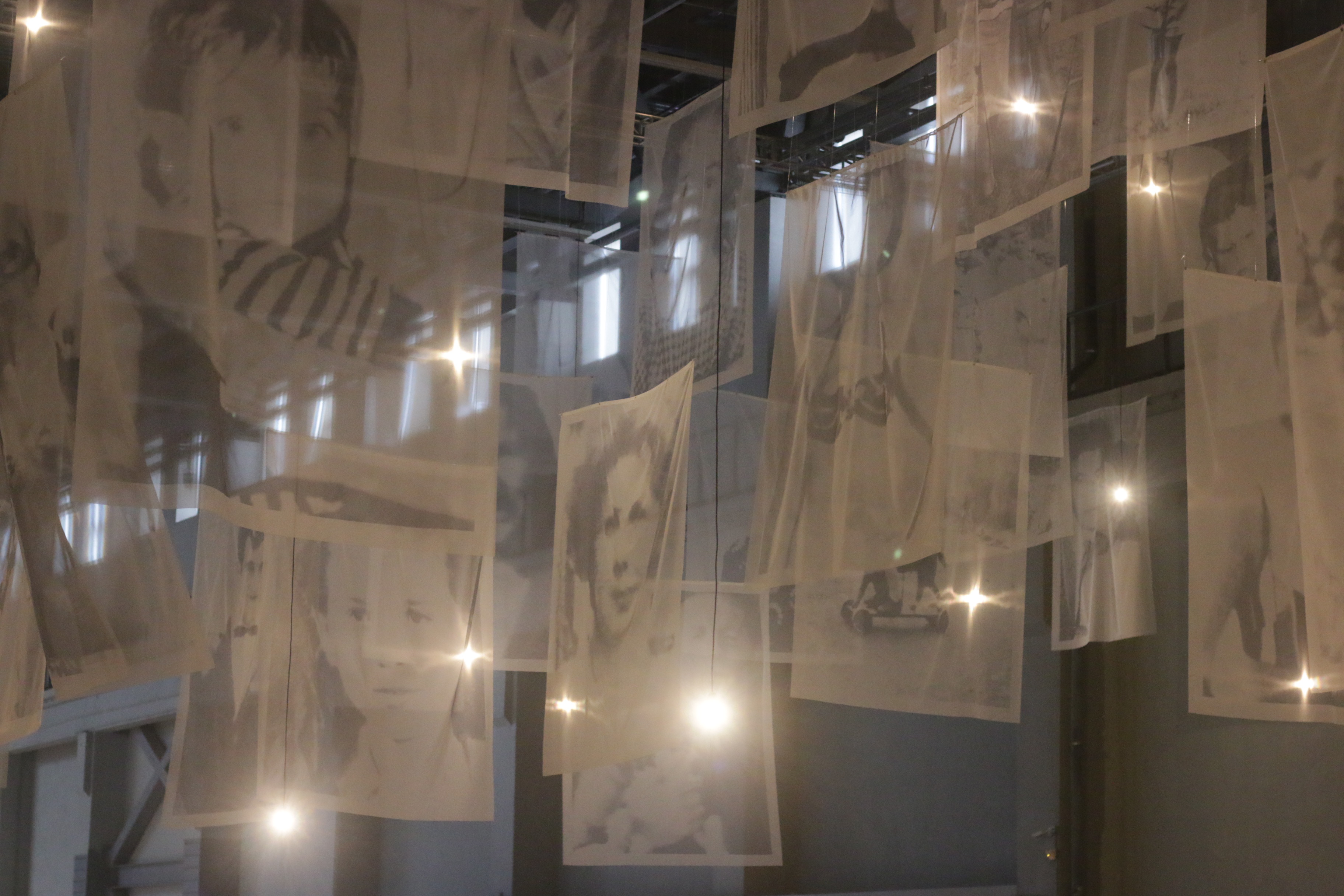 Art，Abstract art，Modernism，Contemporary Art，Marc Newson ，Jet aircraft，vase，flower，Porcelain，originality，Brain hole，Sculpture，Realistic，