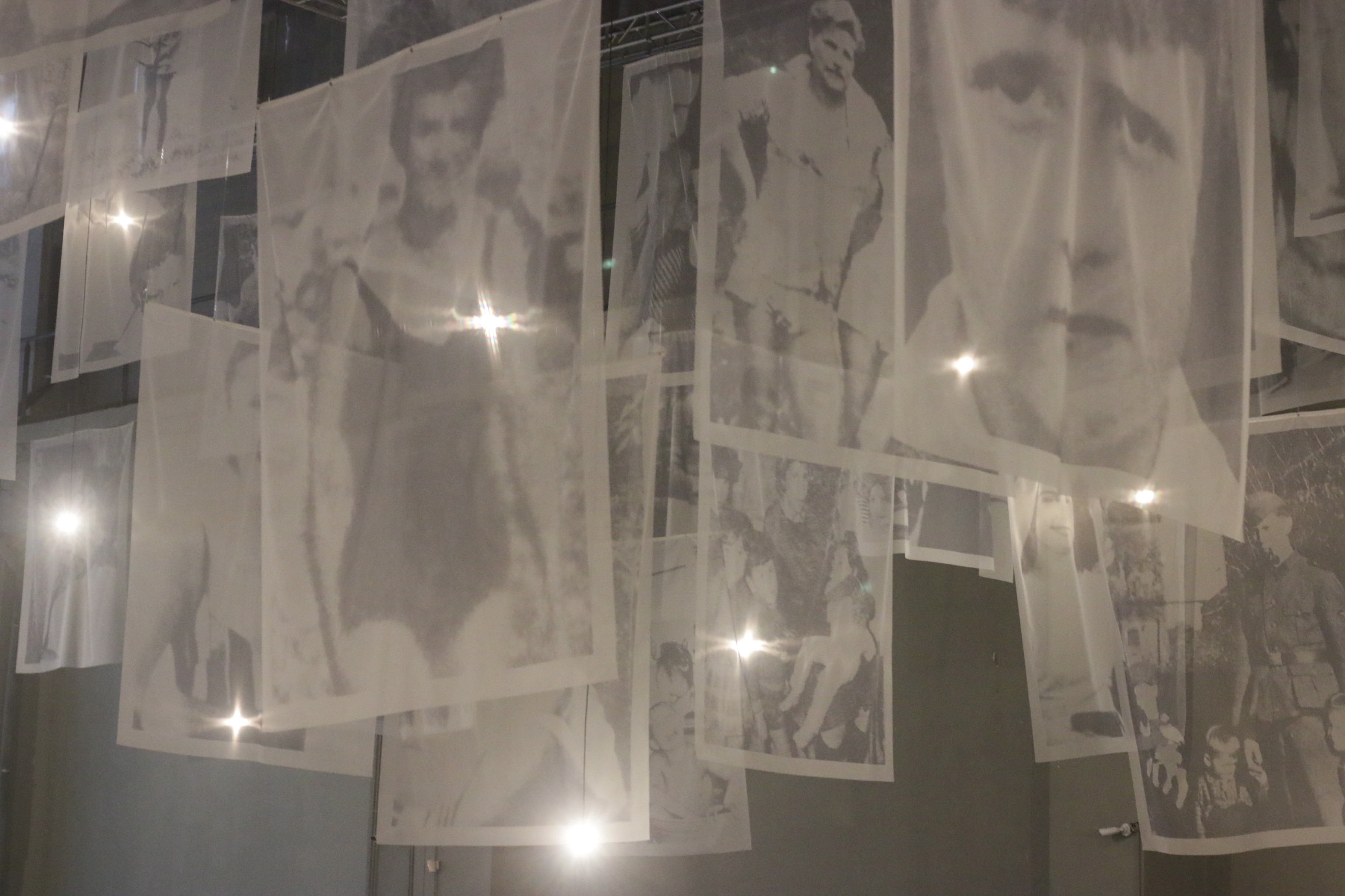 Art，Abstract art，Modernism，Contemporary Art，Marc Newson ，Jet aircraft，vase，flower，Porcelain，originality，Brain hole，Sculpture，Realistic，