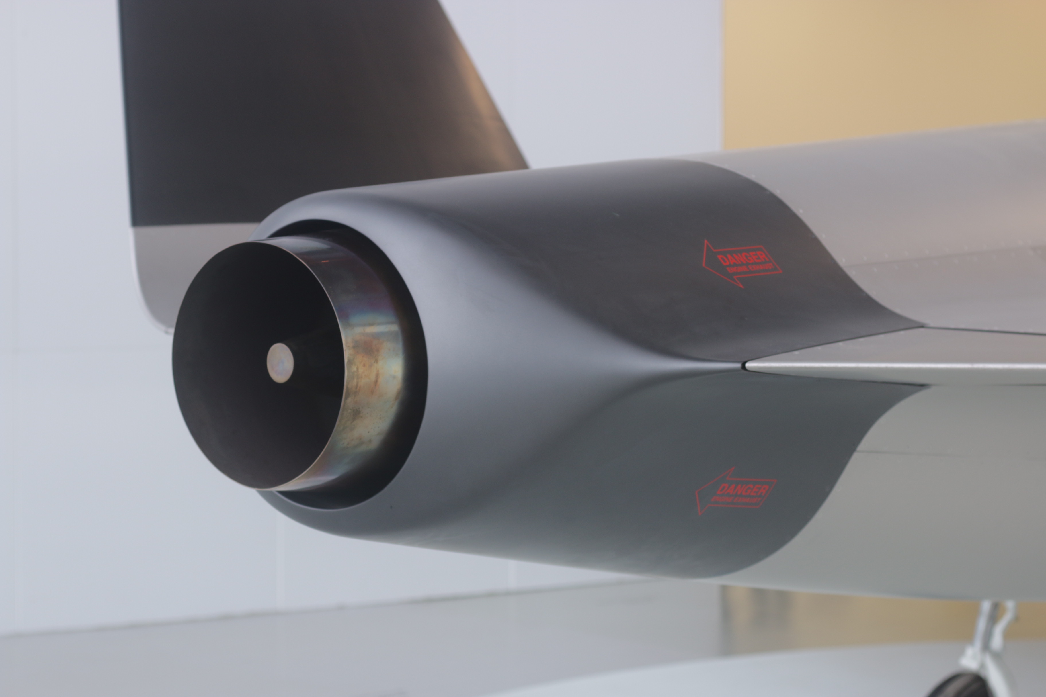 Art，Abstract art，Modernism，Contemporary Art，Marc Newson ，Jet aircraft，vase，flower，Porcelain，originality，Brain hole，Sculpture，Realistic，