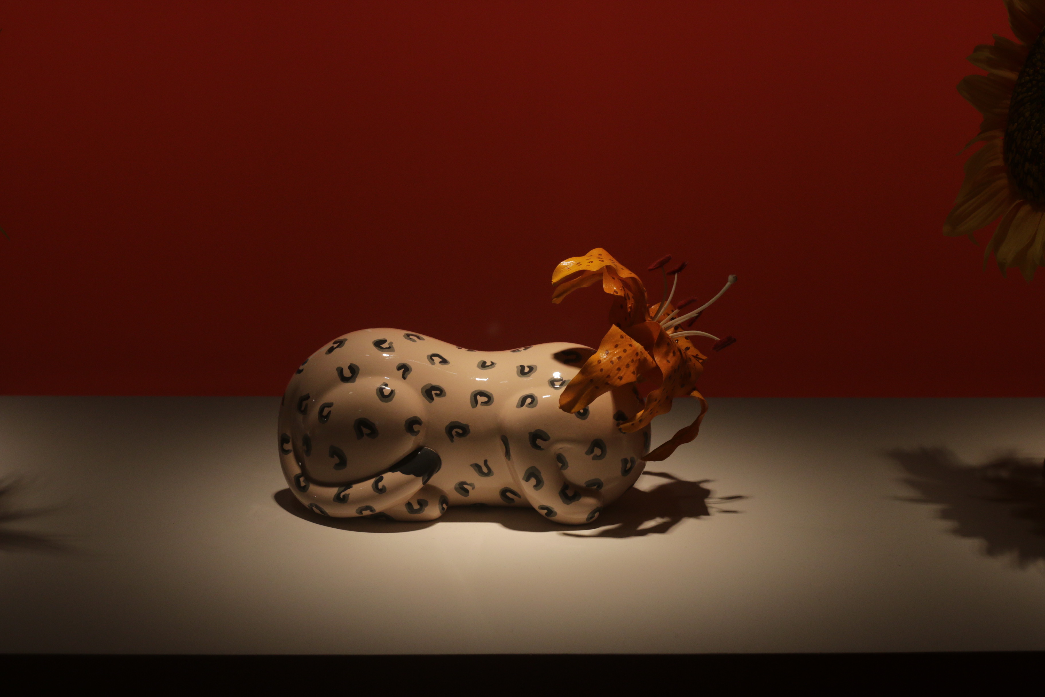 Art，Abstract art，Modernism，Contemporary Art，Marc Newson ，Jet aircraft，vase，flower，Porcelain，originality，Brain hole，Sculpture，Realistic，