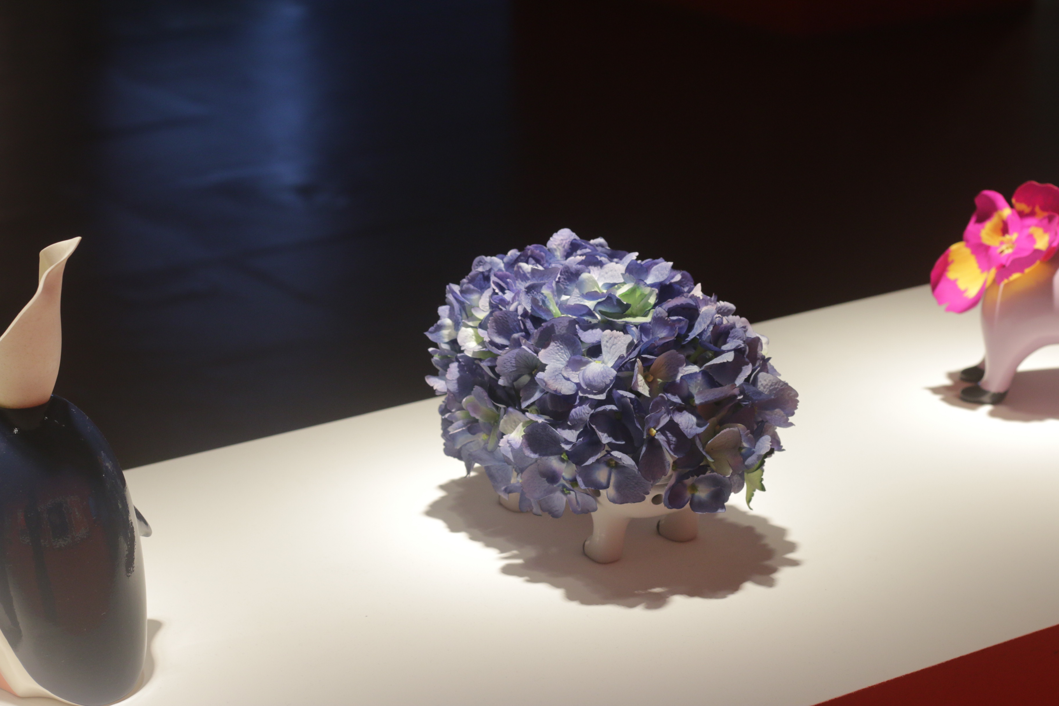 Art，Abstract art，Modernism，Contemporary Art，Marc Newson ，Jet aircraft，vase，flower，Porcelain，originality，Brain hole，Sculpture，Realistic，