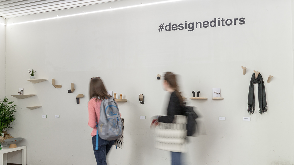 a hook，woodiness，black，