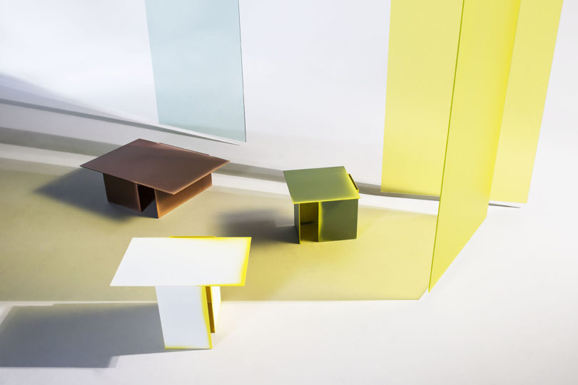 mirror，carpet，sofa，chair，vase，