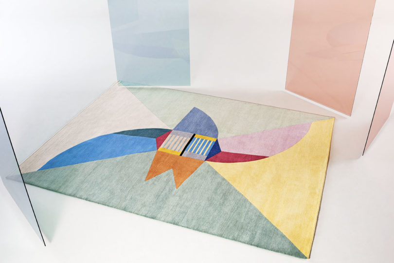 mirror，carpet，sofa，chair，vase，