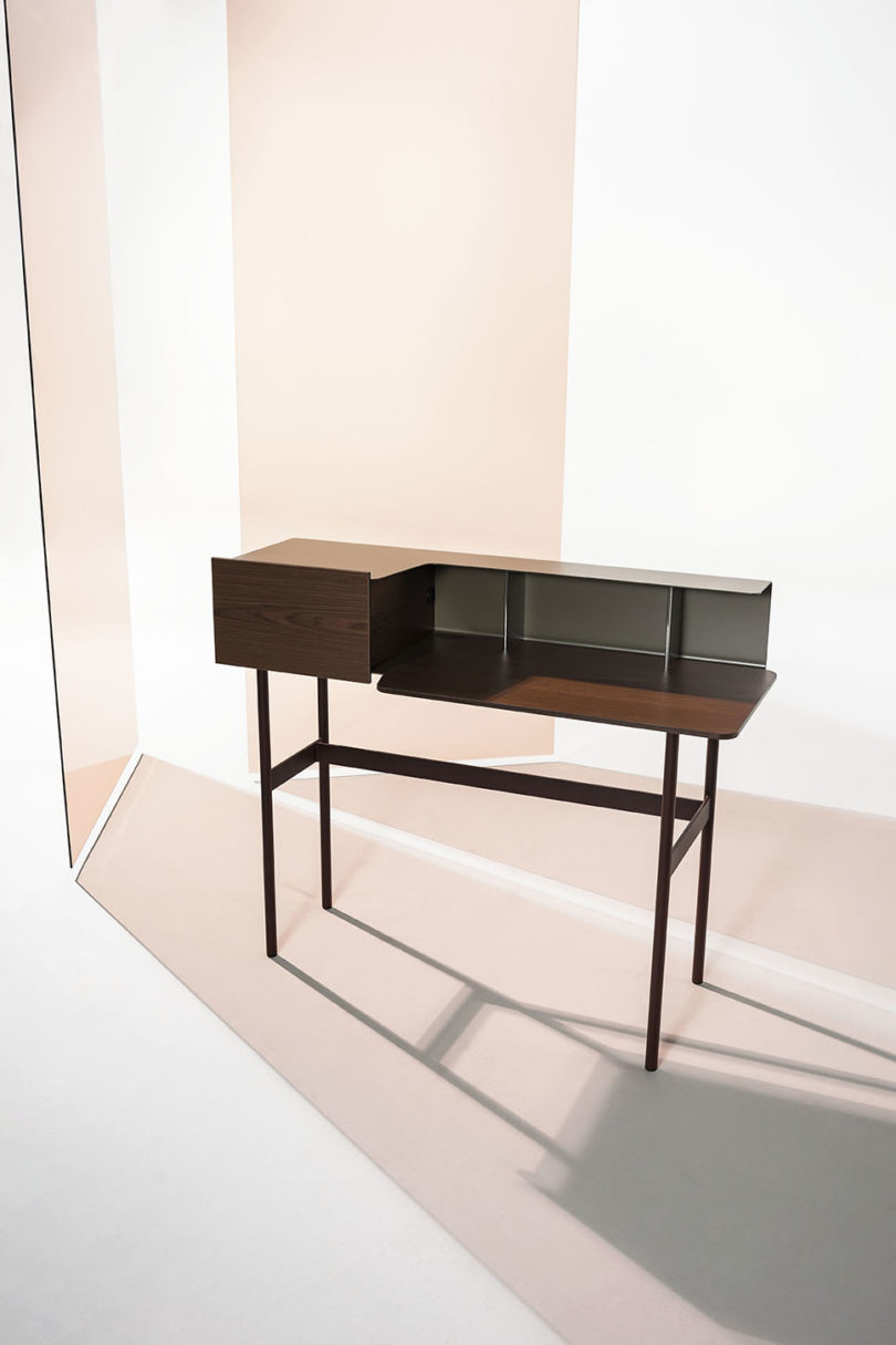 mirror，carpet，sofa，chair，vase，