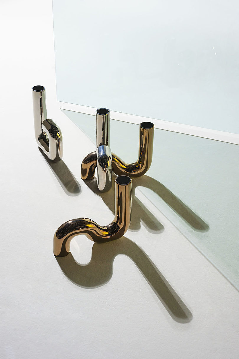 mirror，carpet，sofa，chair，vase，