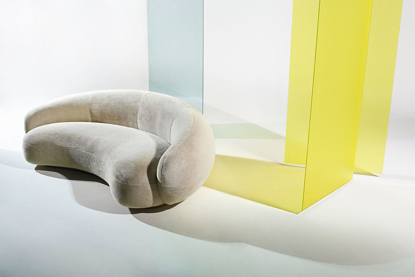mirror，carpet，sofa，chair，vase，