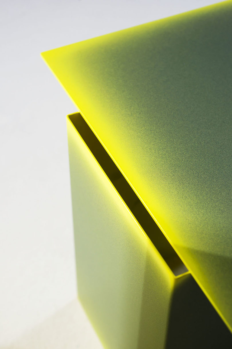 mirror，carpet，sofa，chair，vase，