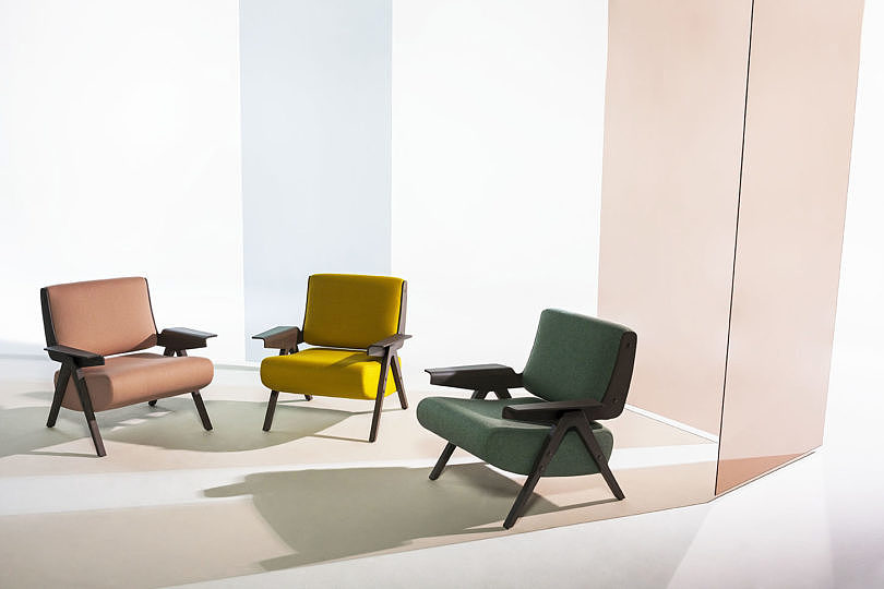 mirror，carpet，sofa，chair，vase，