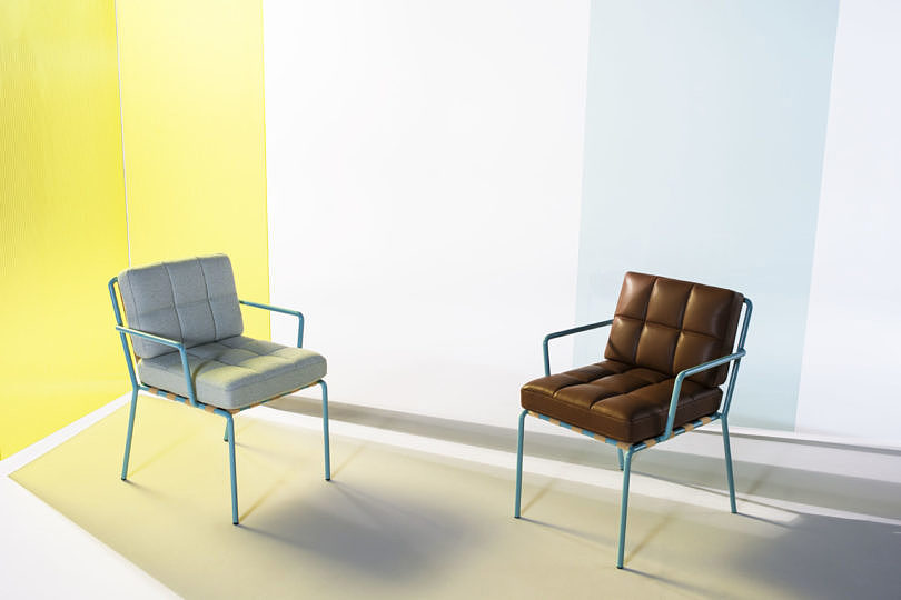 mirror，carpet，sofa，chair，vase，