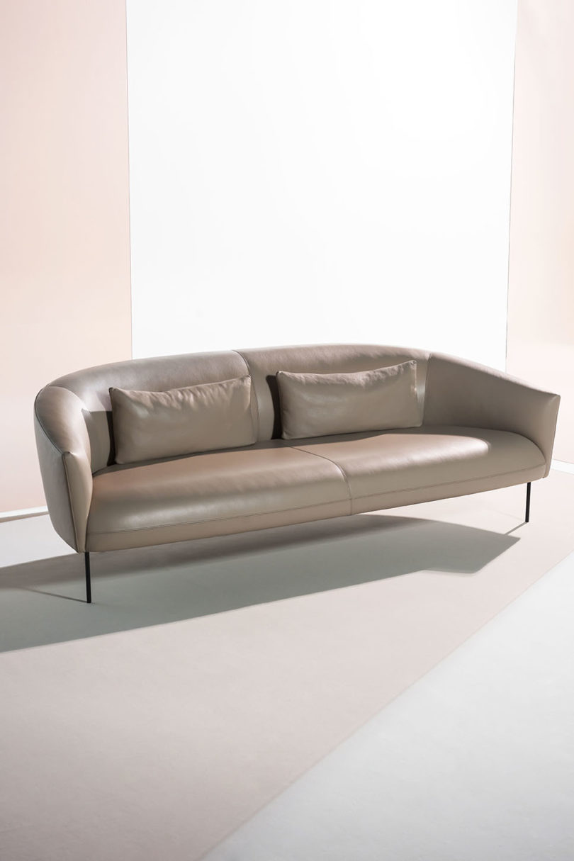 mirror，carpet，sofa，chair，vase，