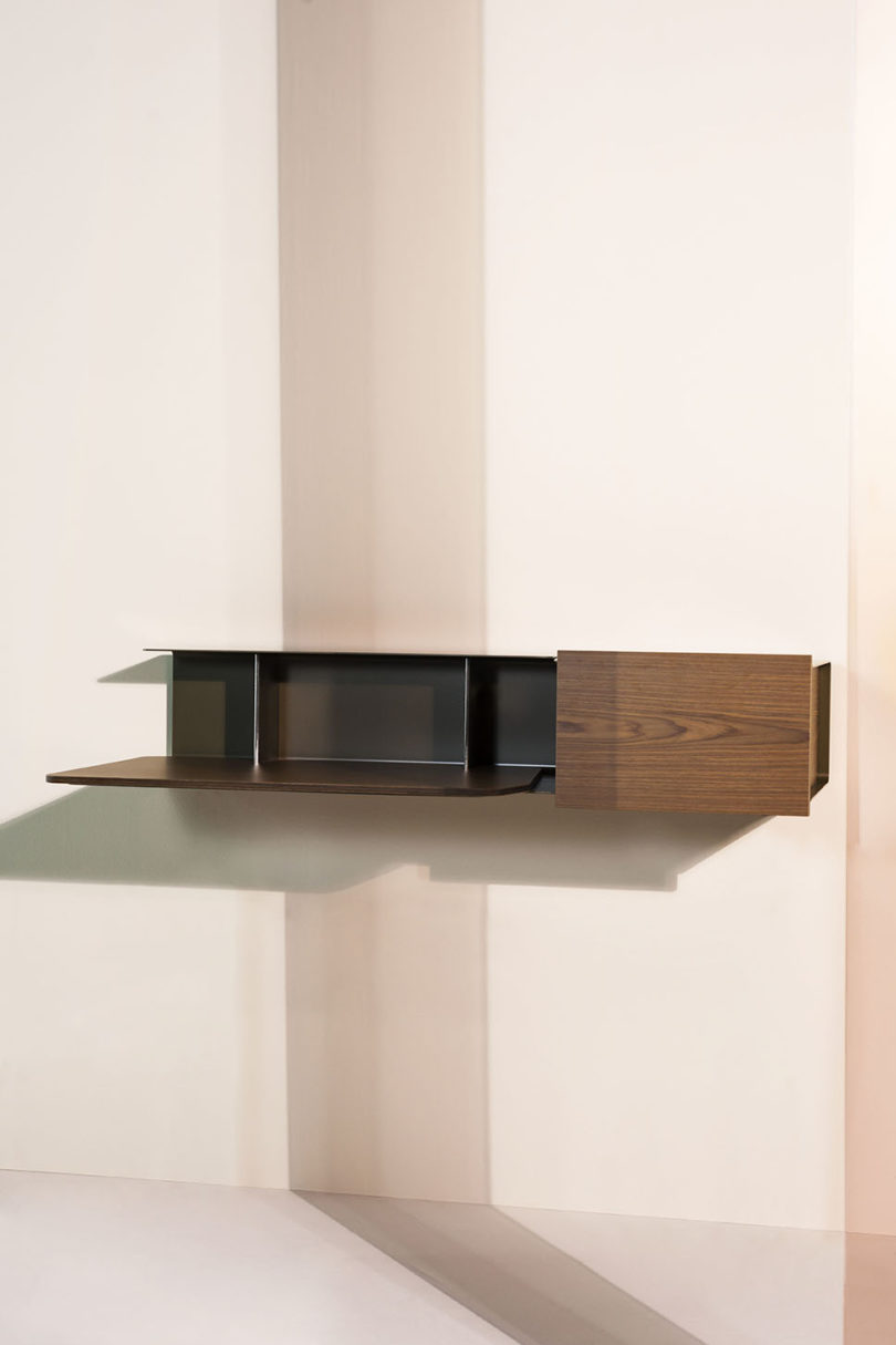 mirror，carpet，sofa，chair，vase，