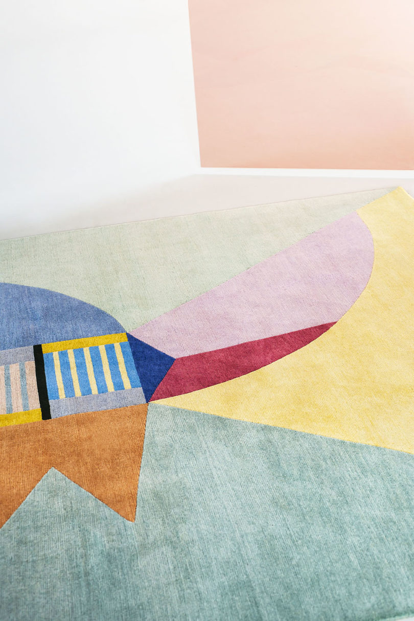 mirror，carpet，sofa，chair，vase，