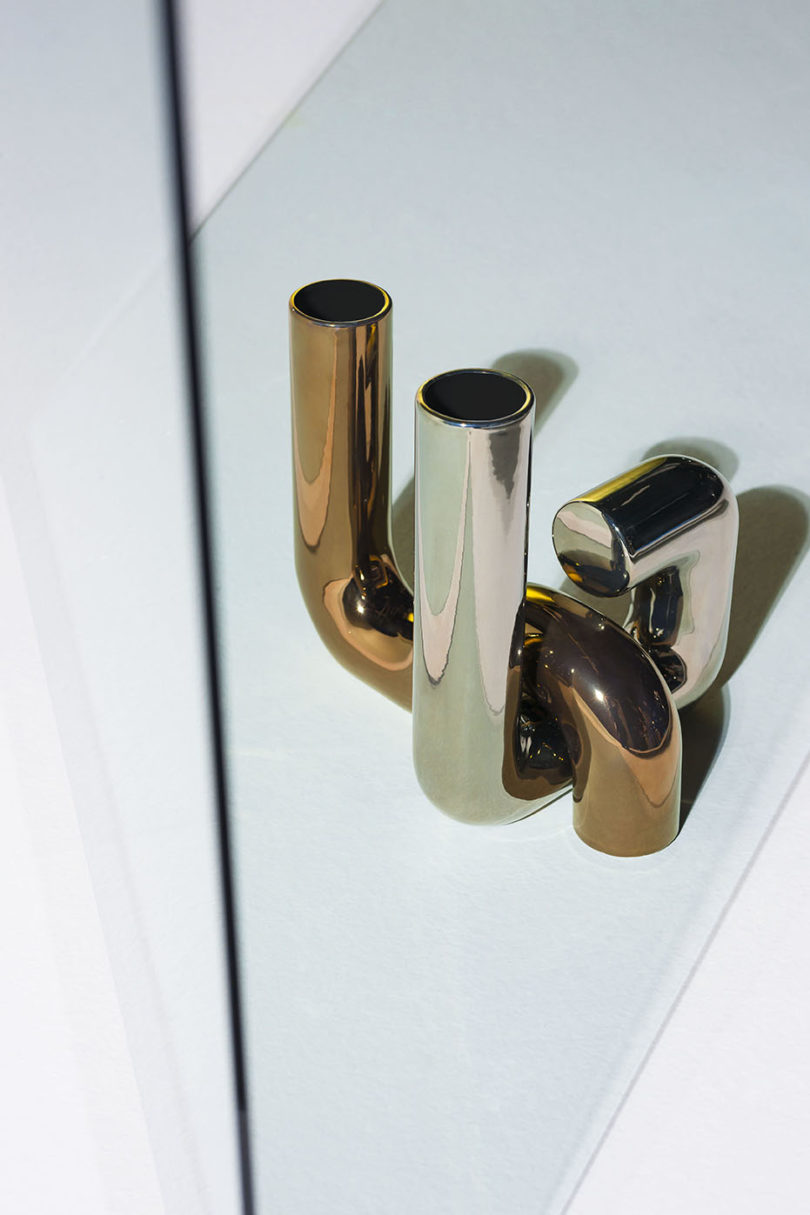 mirror，carpet，sofa，chair，vase，