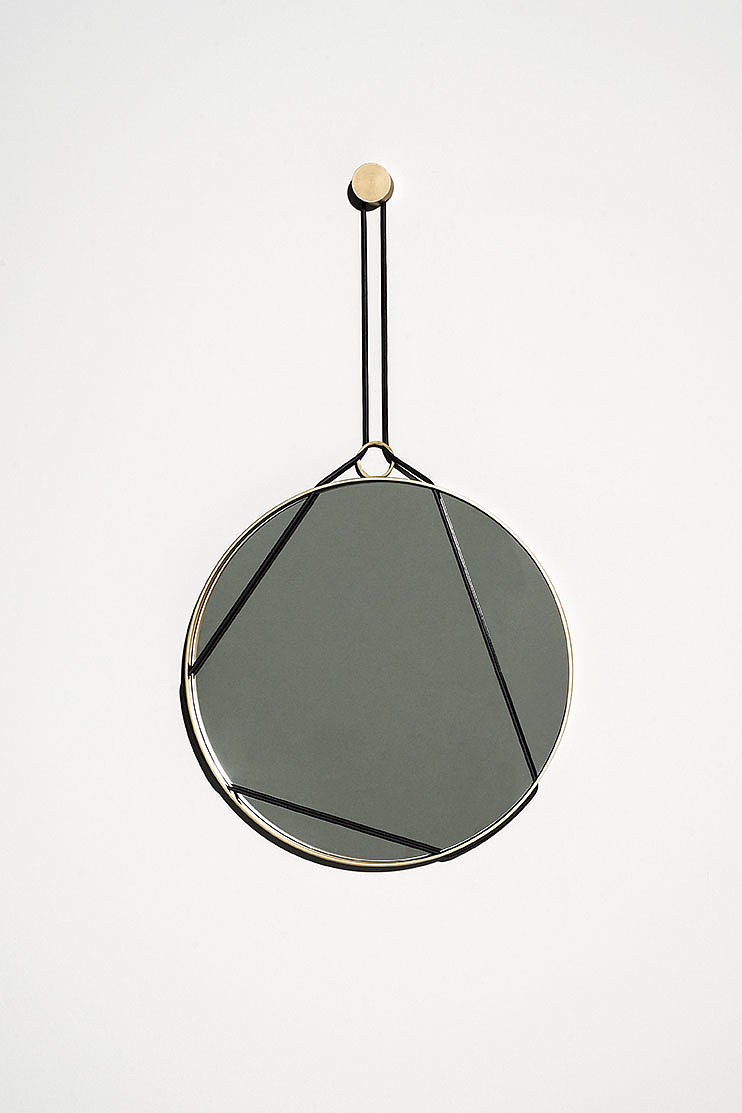 mirror，carpet，sofa，chair，vase，