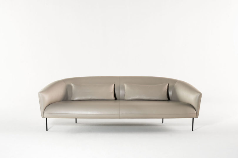 mirror，carpet，sofa，chair，vase，