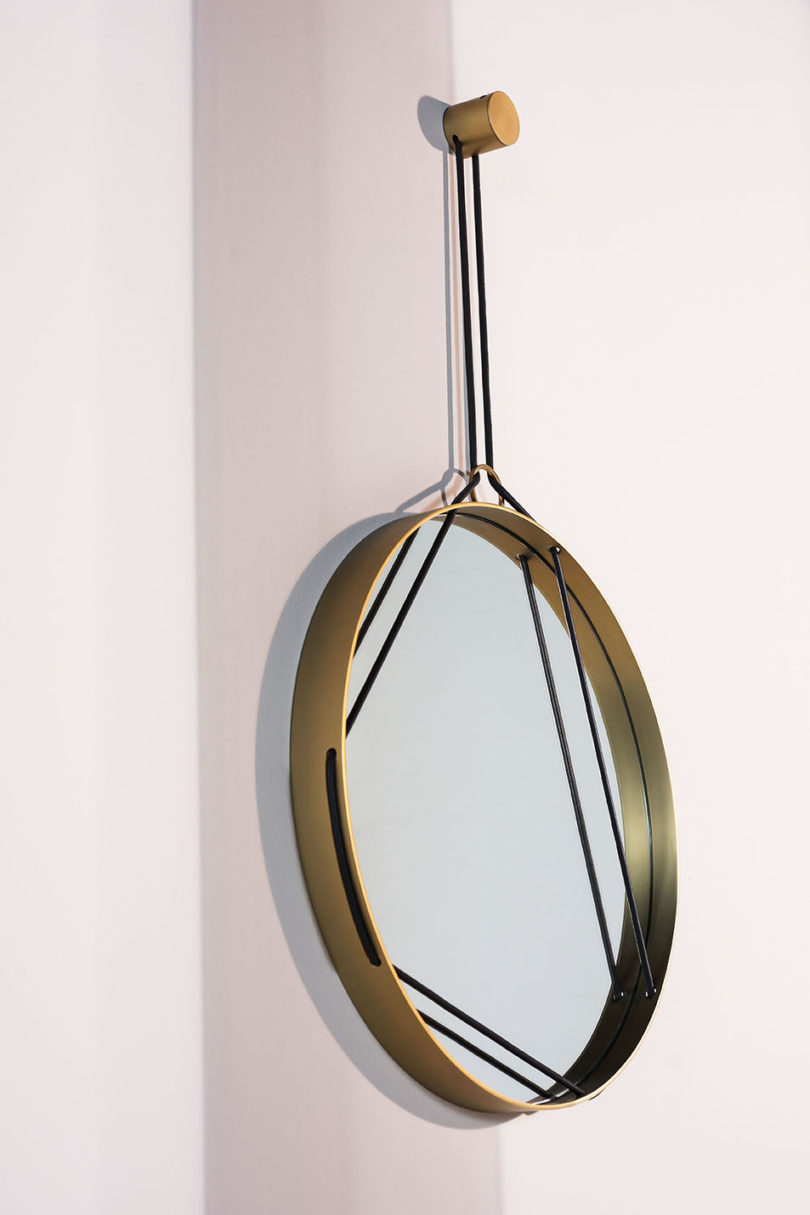 mirror，carpet，sofa，chair，vase，