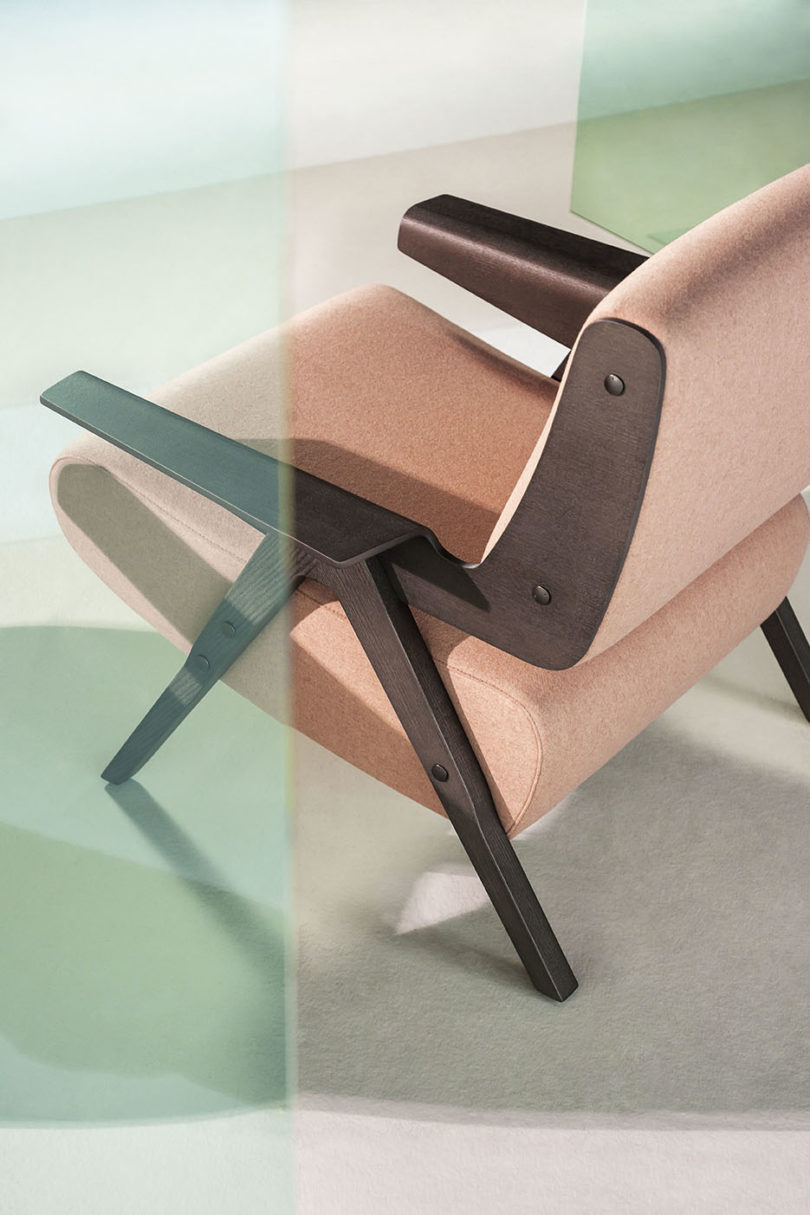 mirror，carpet，sofa，chair，vase，