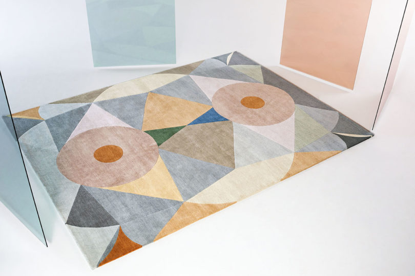 mirror，carpet，sofa，chair，vase，