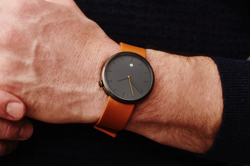 date，brown，black，Wrist watch，