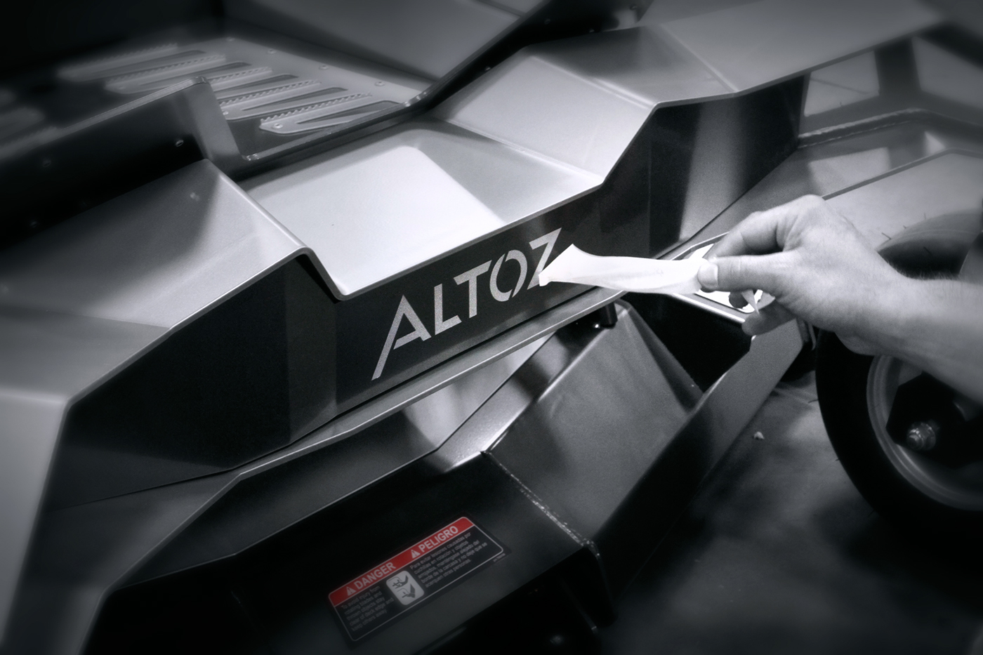 large，Mechanics，lawn mower，