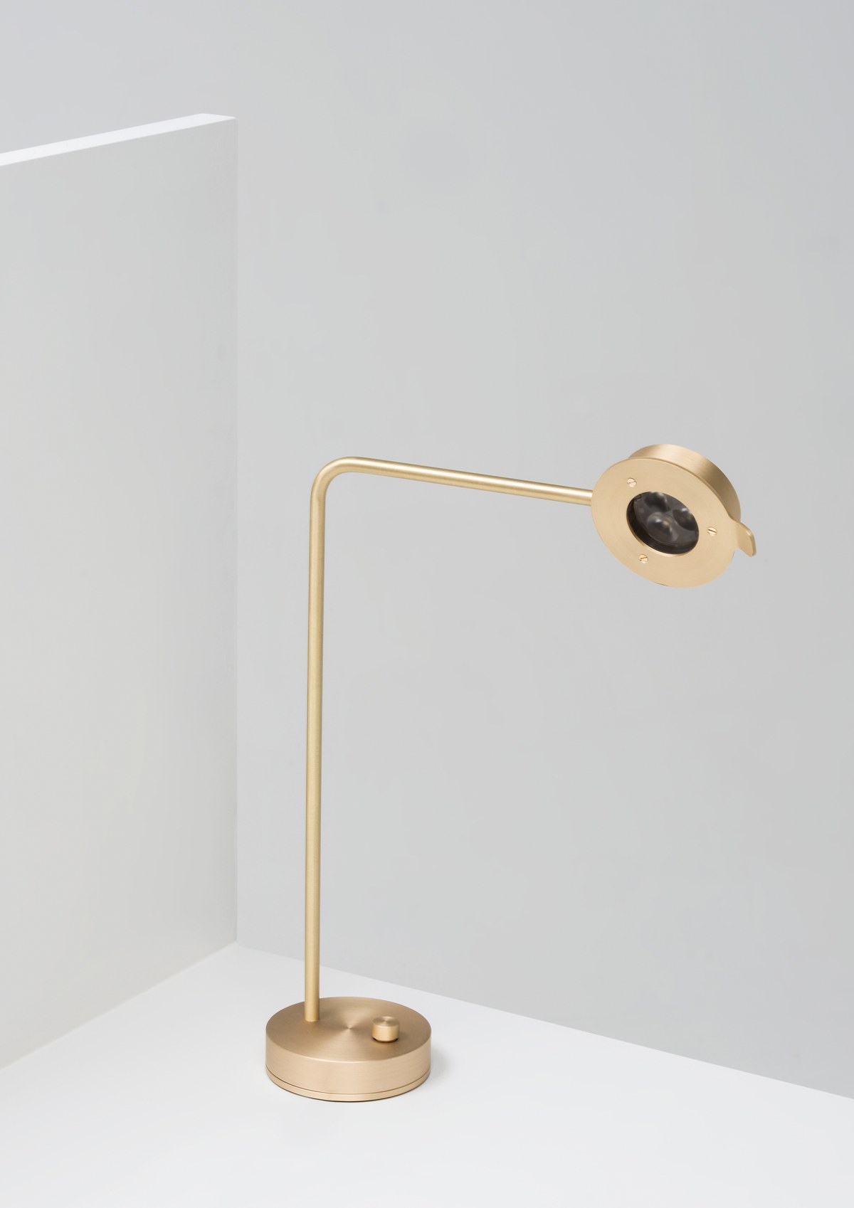 Desk lamp，brass，concise，
