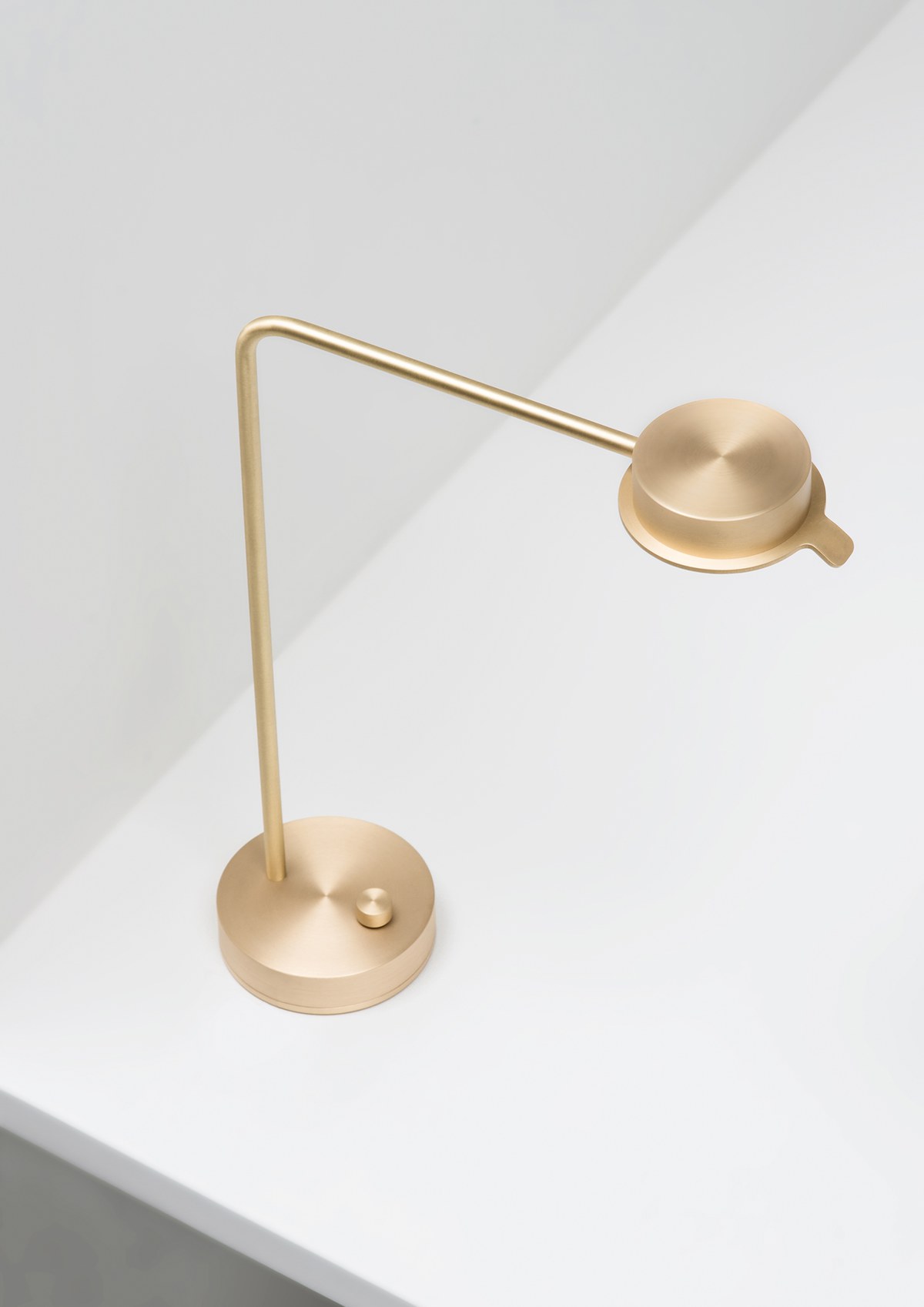 Desk lamp，brass，concise，