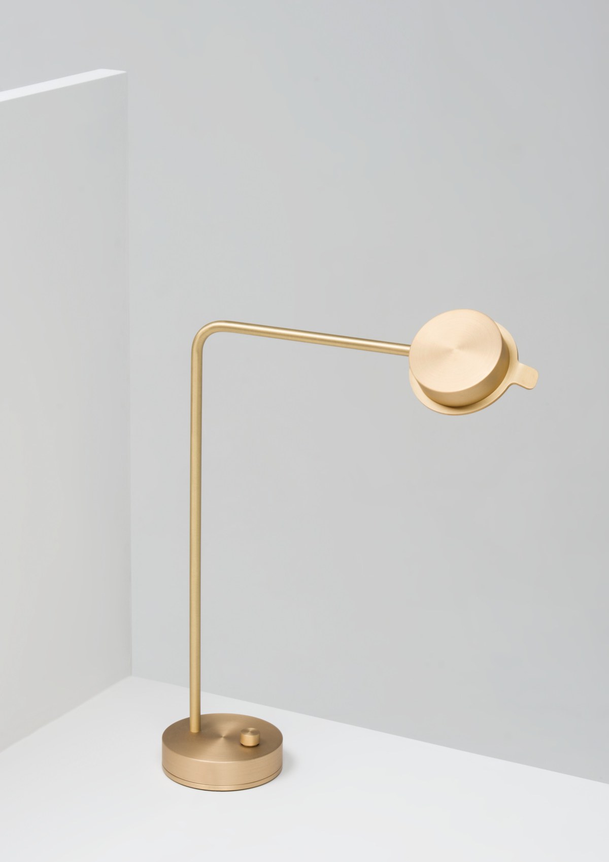 Desk lamp，brass，concise，