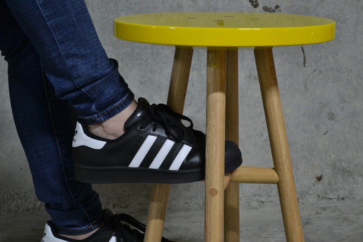 stool，assemble，walk down the stairs，