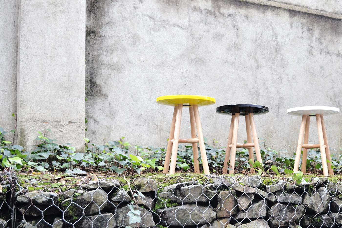 stool，assemble，walk down the stairs，