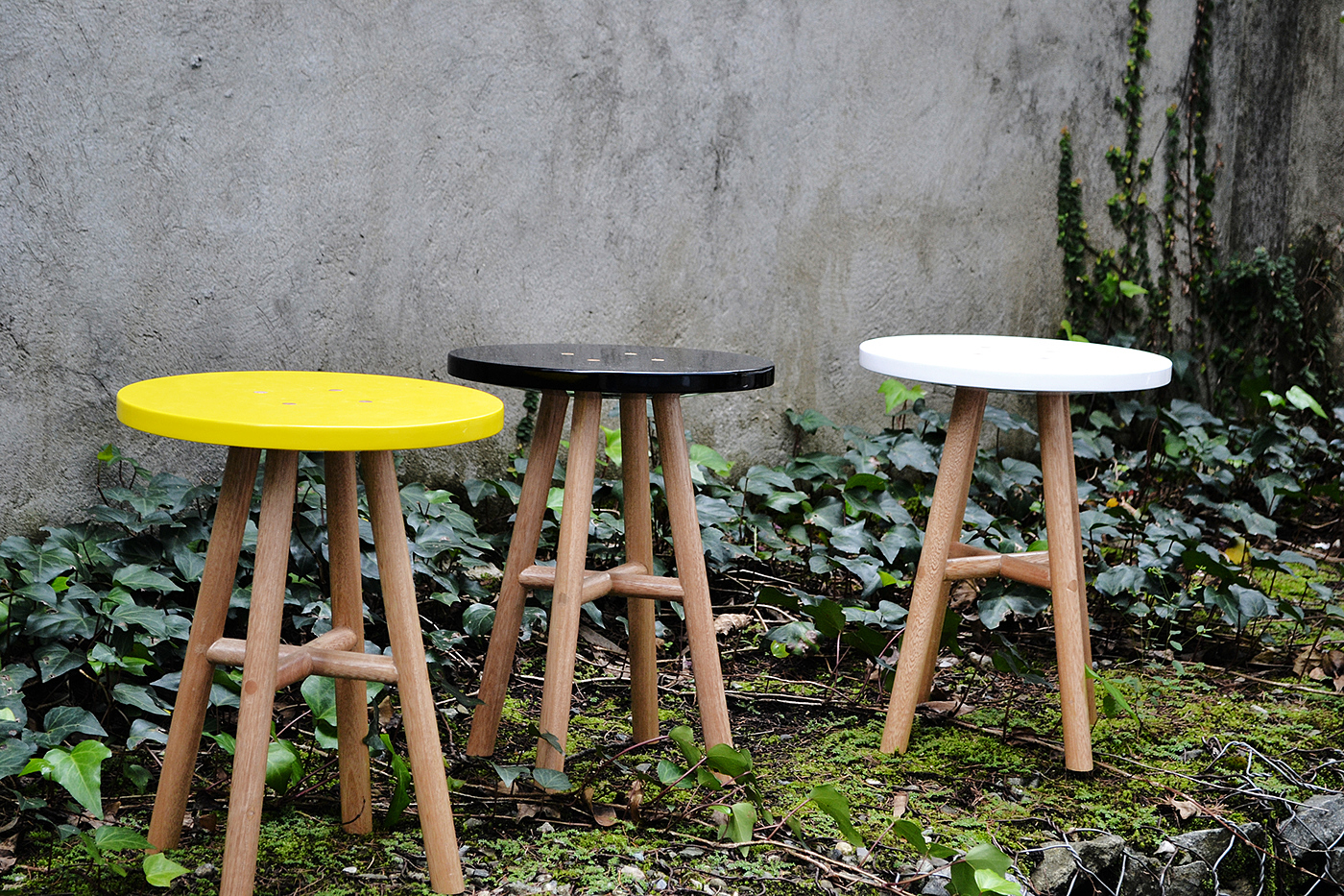stool，assemble，walk down the stairs，