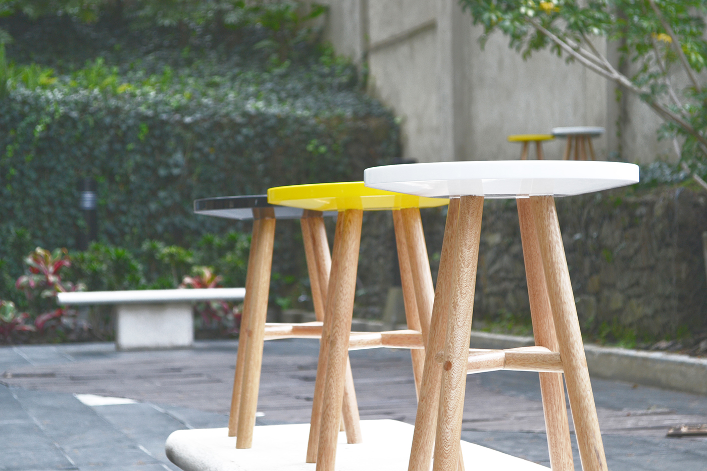 stool，assemble，walk down the stairs，