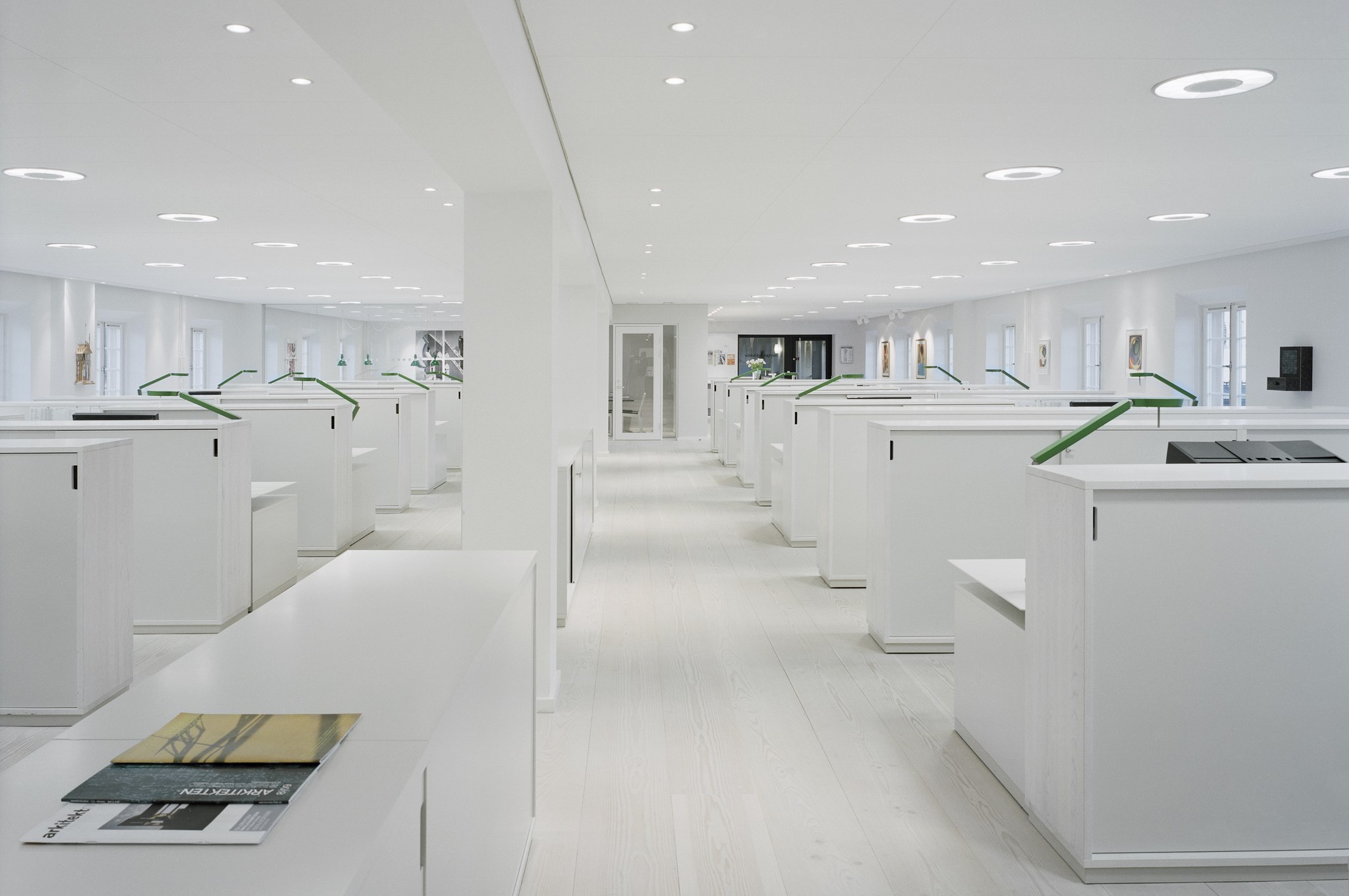 Work light，concise，