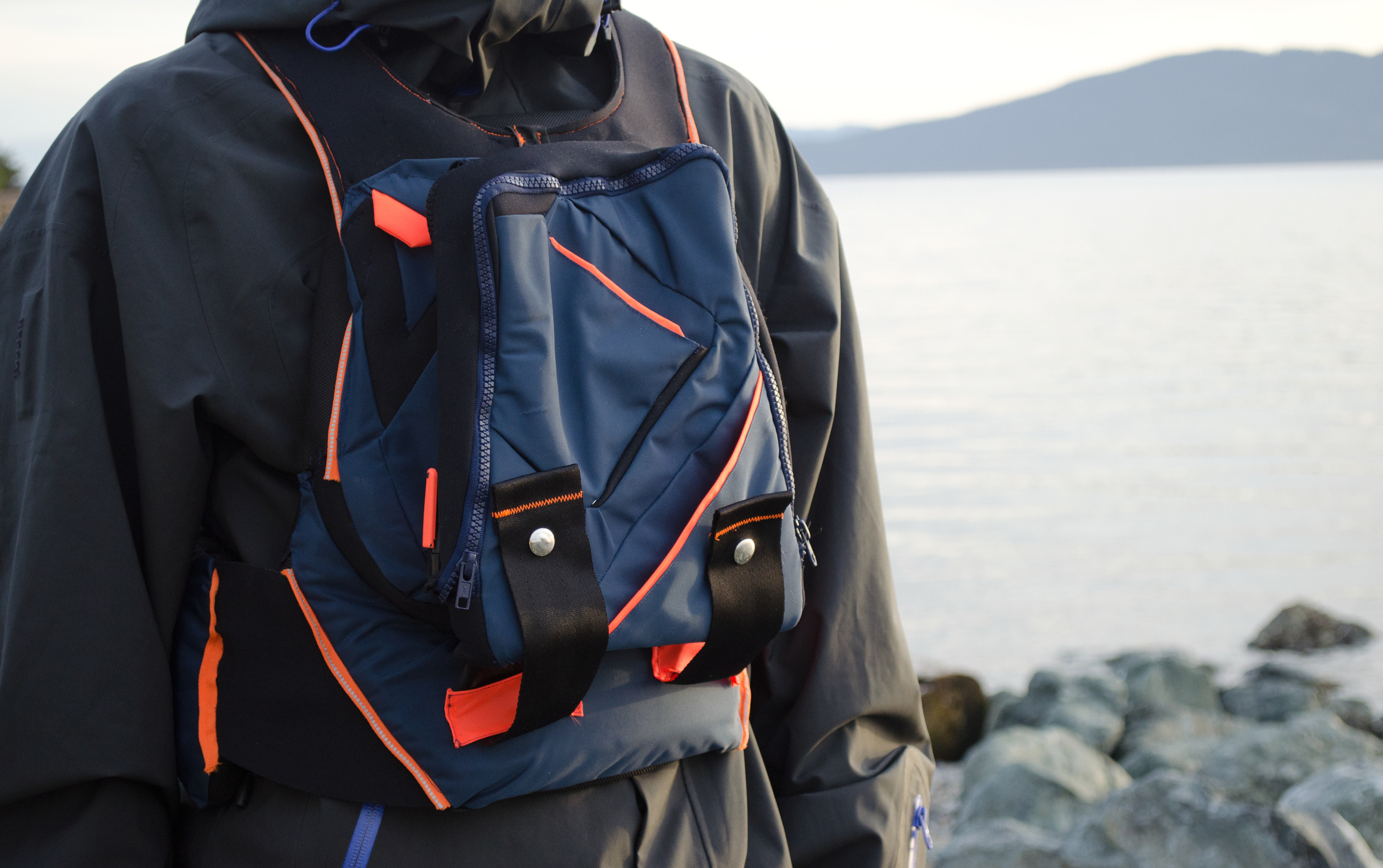 knapsack，Life saving equipment，protective clothing，outdoors，