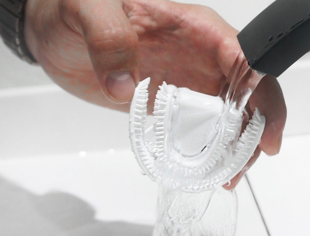 white，toothbrush，Hodgetts ，brush one 's teeth，