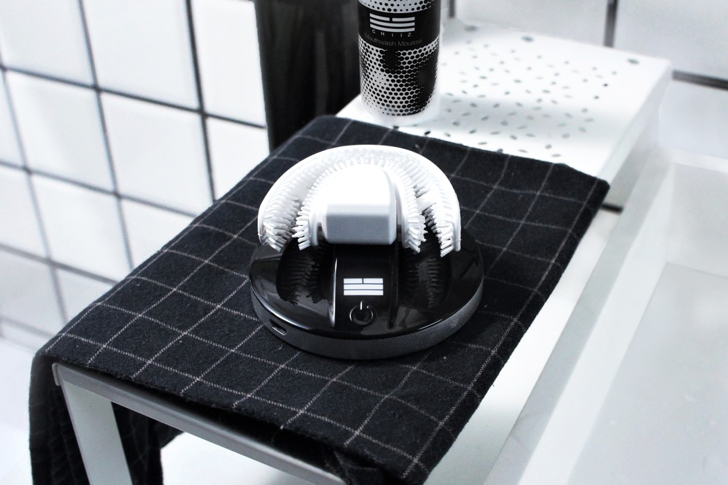 white，toothbrush，Hodgetts ，brush one 's teeth，