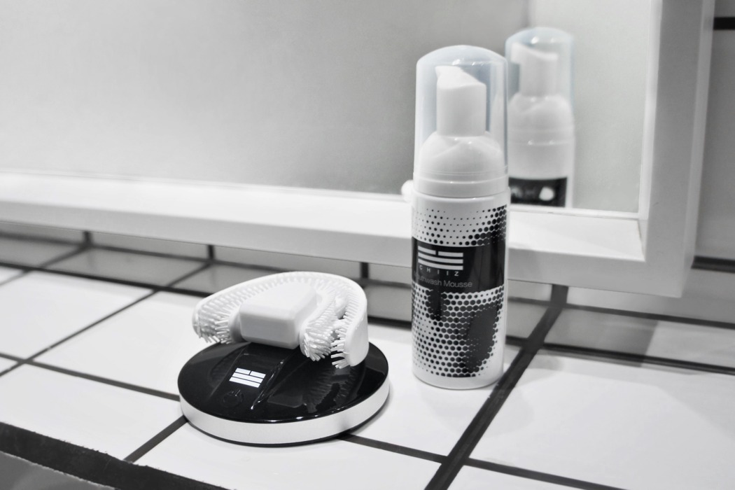 white，toothbrush，Hodgetts ，brush one 's teeth，