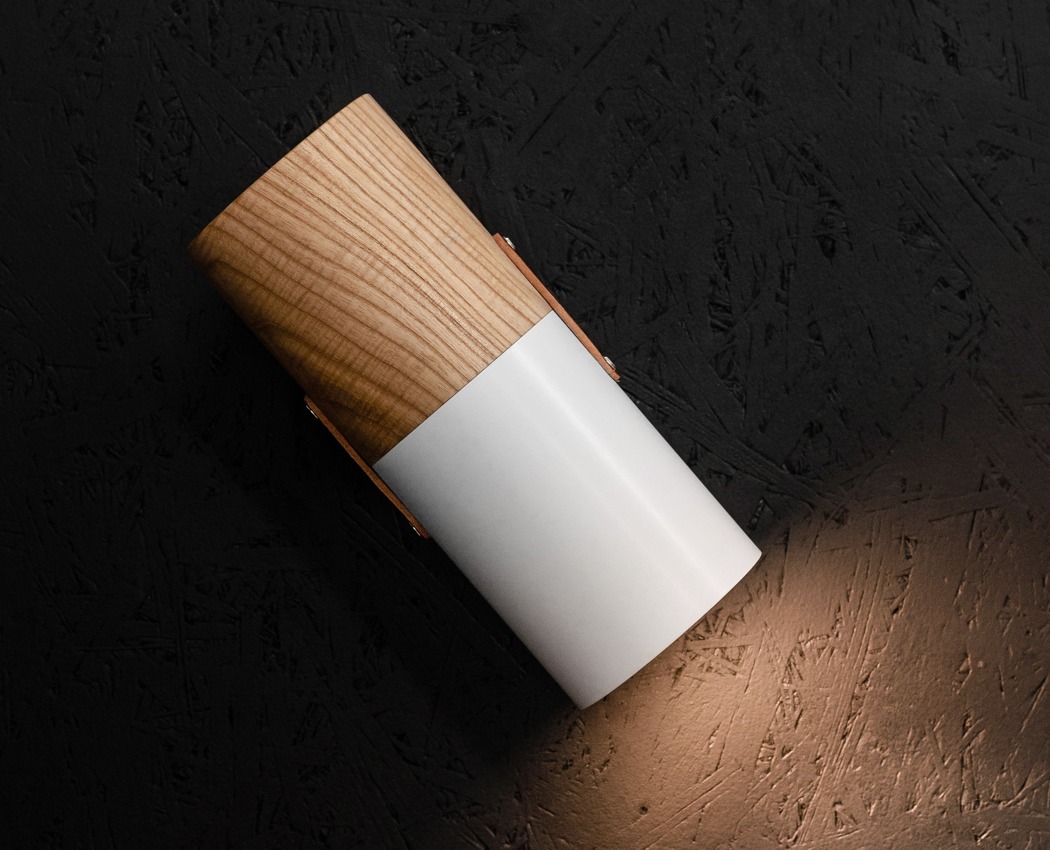 white，a chandelier，