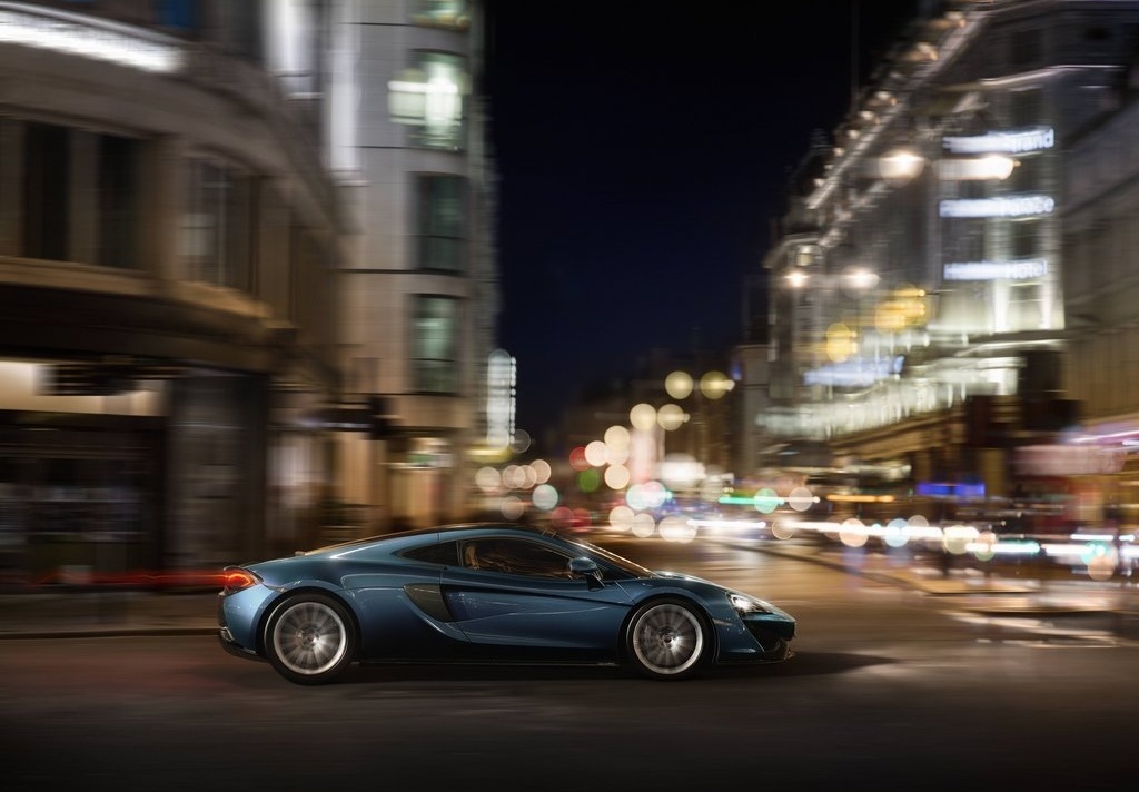 Practical sports car，Deluxe interior，Long distance comfort，Low noise，Smooth operation，