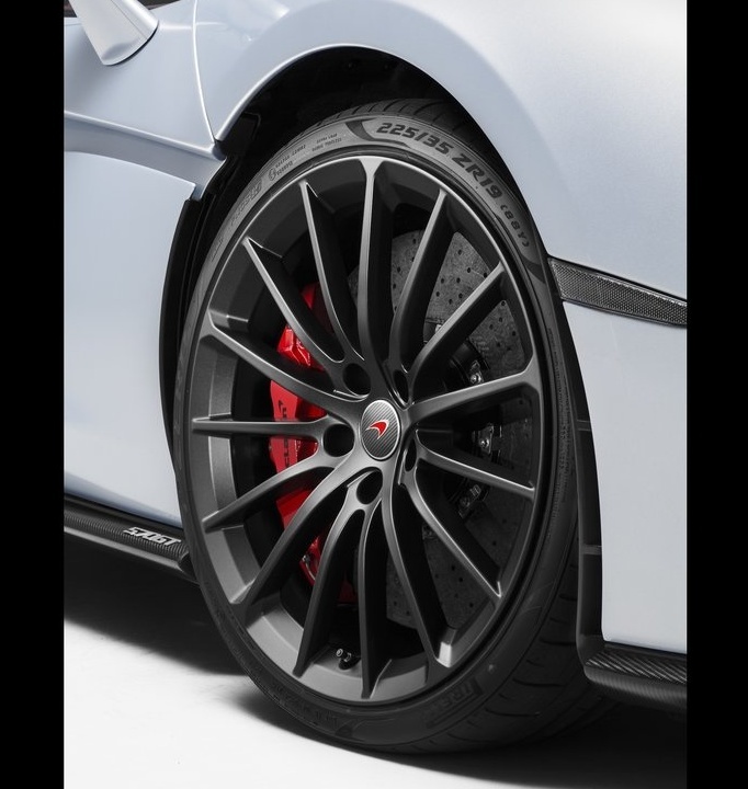 Practical sports car，Deluxe interior，Long distance comfort，Low noise，Smooth operation，