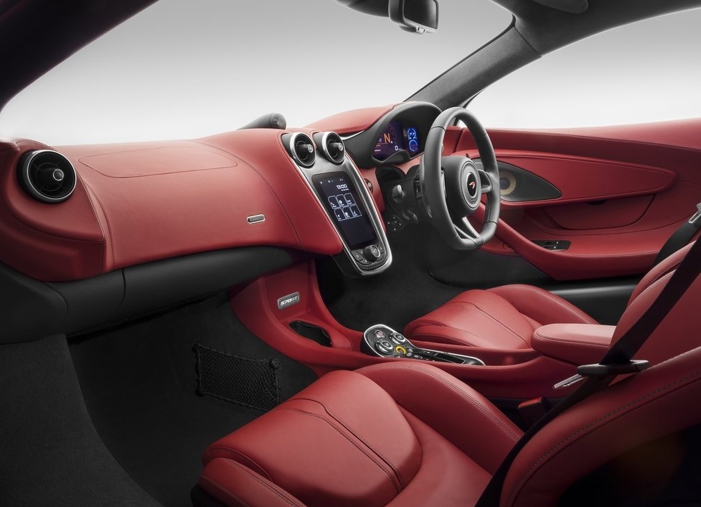 Practical sports car，Deluxe interior，Long distance comfort，Low noise，Smooth operation，