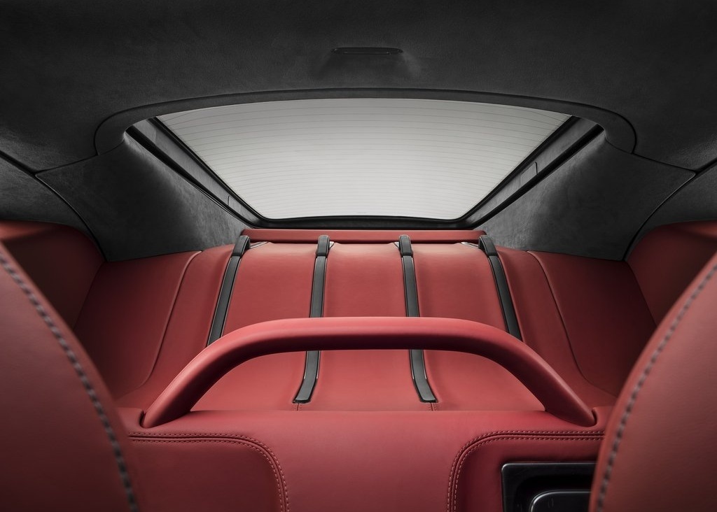 Practical sports car，Deluxe interior，Long distance comfort，Low noise，Smooth operation，