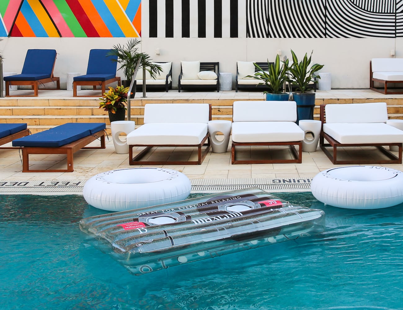 Loteli，Light grey，Swimming pool，seaside，outdoors，