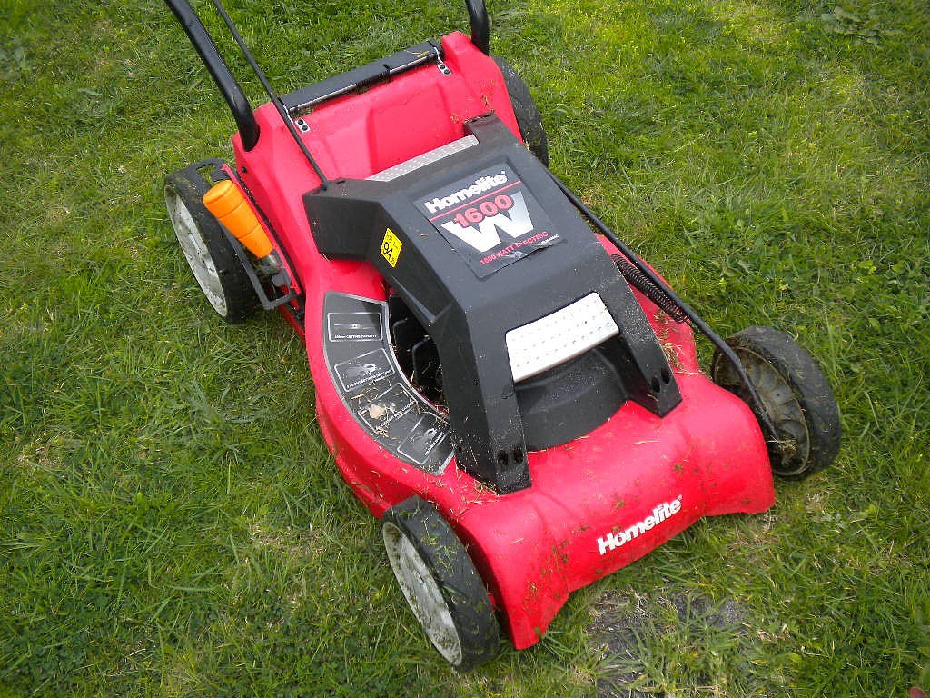 gules，tool，white，lawn mower，