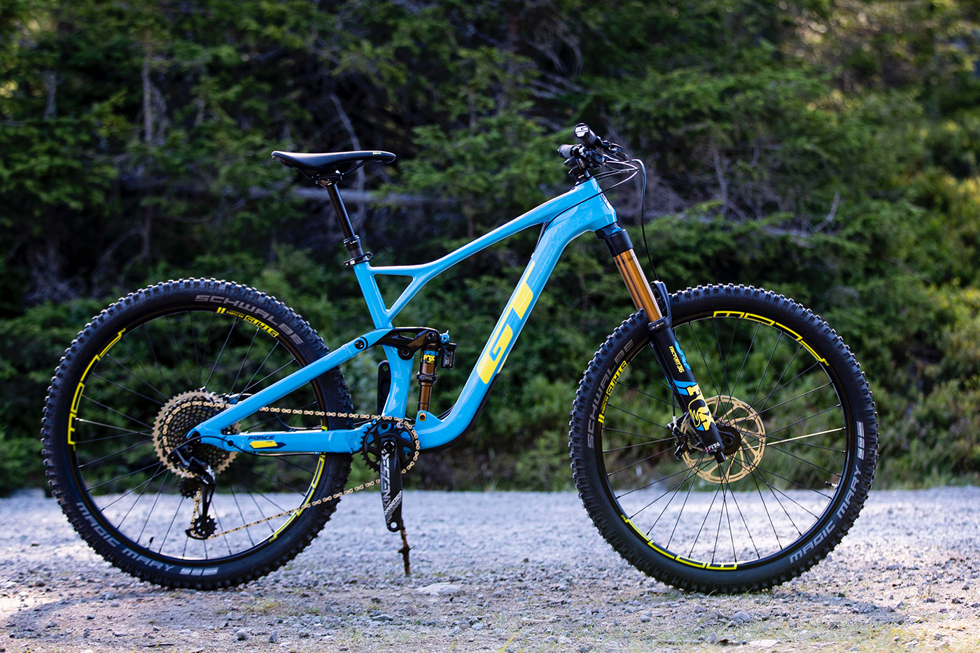 gt外部路由电缆被隐藏在沟槽管中的自行车