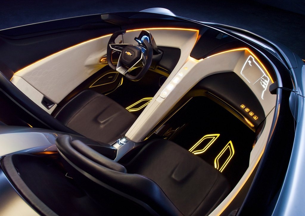 Motor power generation，Dual clutch transmission，The surface design is smooth and round，Carbon panel body，Surround lighting，