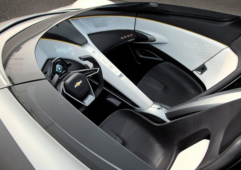 Motor power generation，Dual clutch transmission，The surface design is smooth and round，Carbon panel body，Surround lighting，